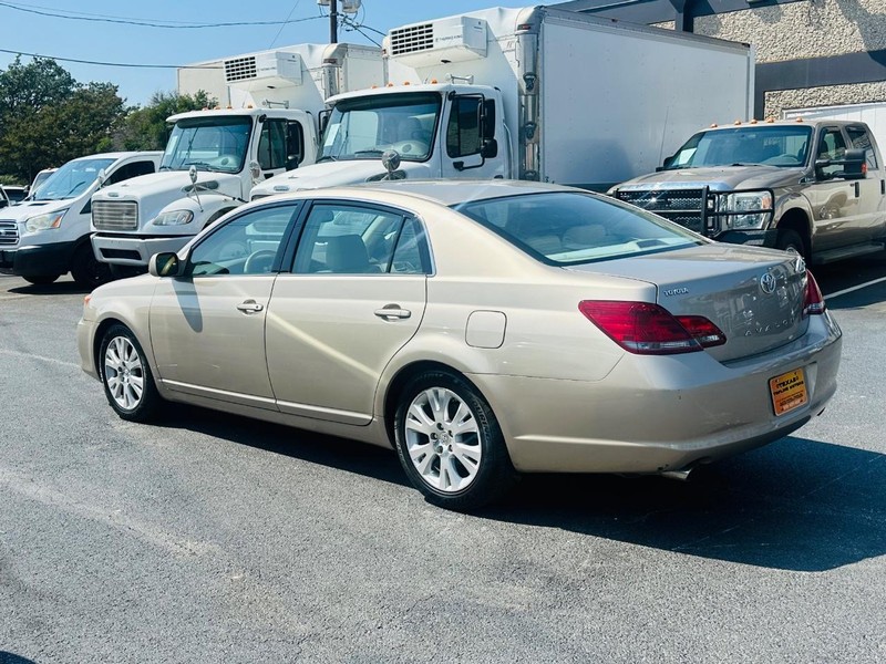 Toyota Avalon Vehicle Full-screen Gallery Image 02