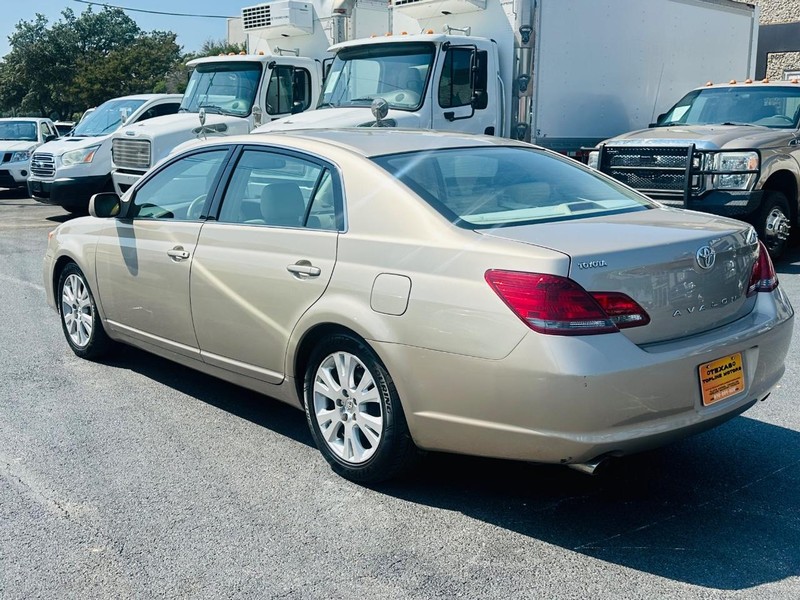 Toyota Avalon Vehicle Full-screen Gallery Image 03