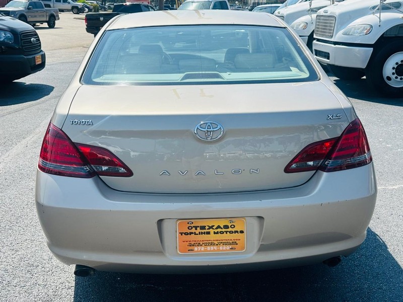 Toyota Avalon Vehicle Full-screen Gallery Image 04