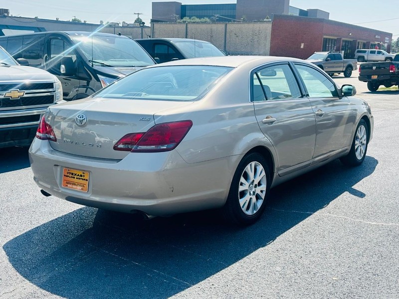 Toyota Avalon Vehicle Full-screen Gallery Image 05