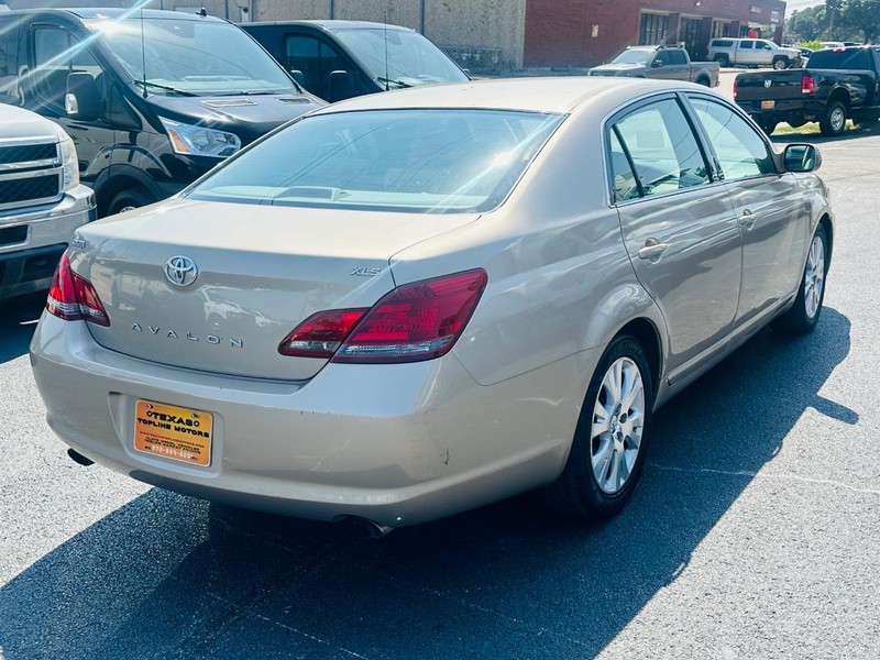 Toyota Avalon Vehicle Full-screen Gallery Image 06