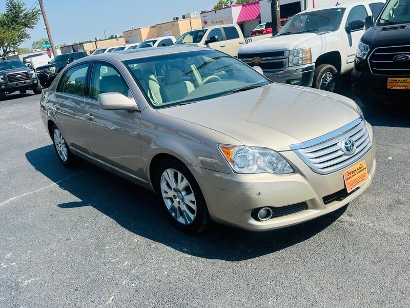 Toyota Avalon Vehicle Full-screen Gallery Image 08