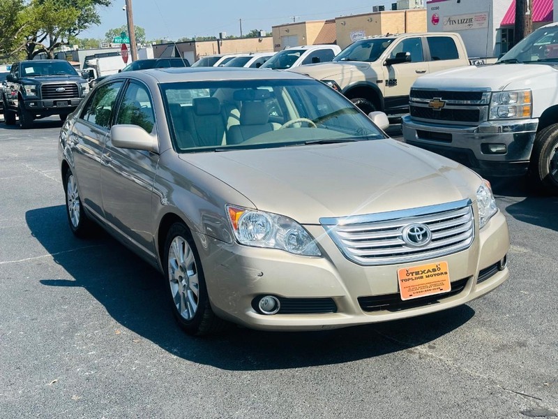 Toyota Avalon Vehicle Full-screen Gallery Image 09