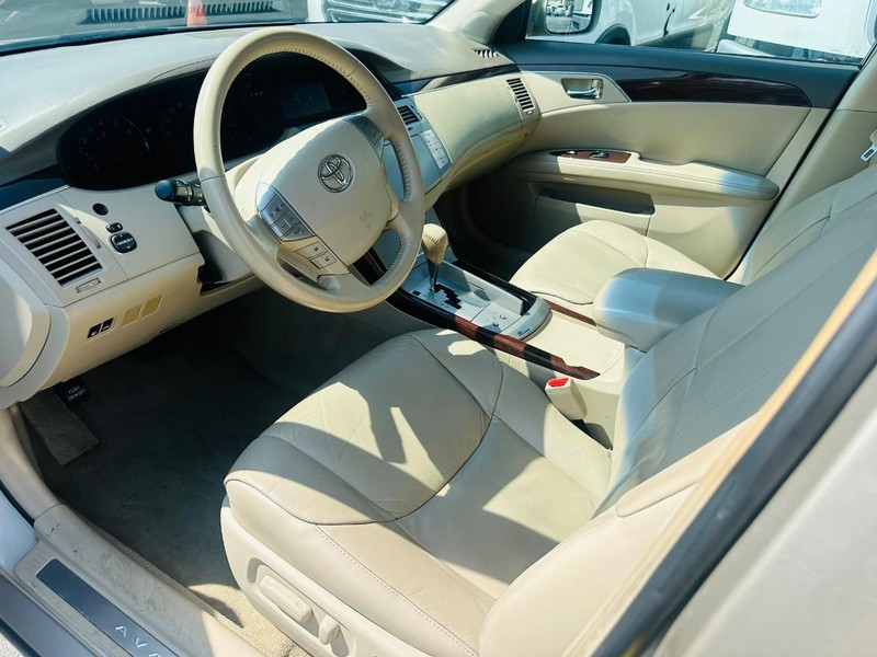 Toyota Avalon Vehicle Full-screen Gallery Image 11