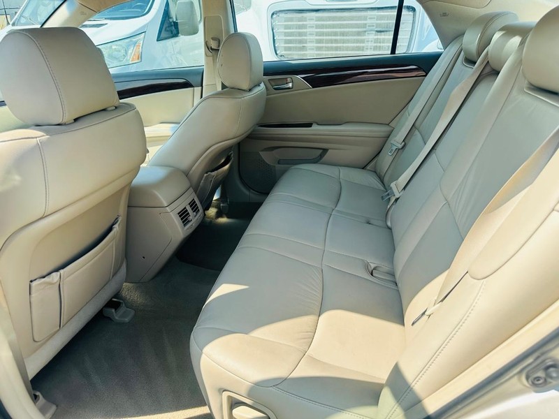 Toyota Avalon Vehicle Full-screen Gallery Image 12