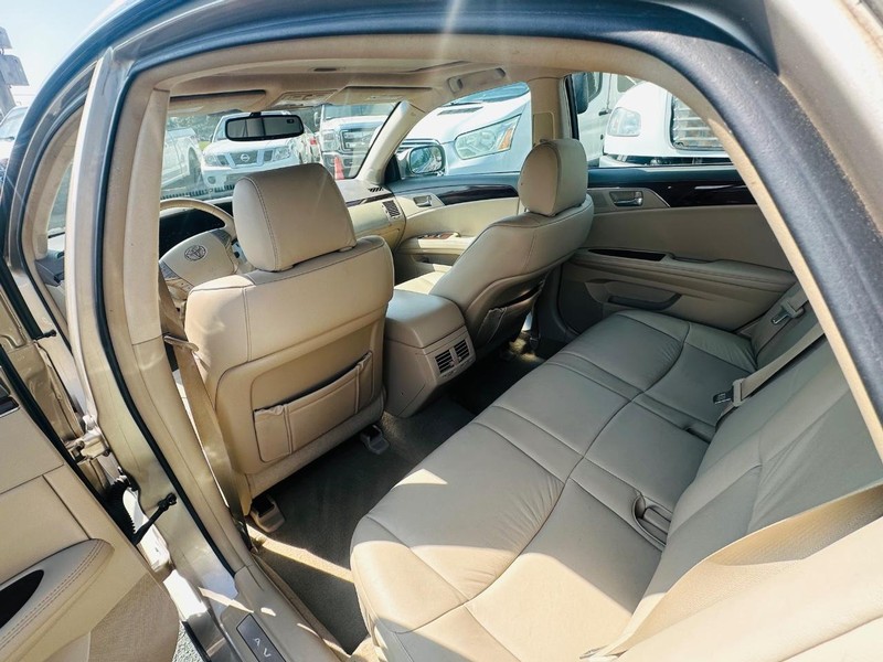Toyota Avalon Vehicle Full-screen Gallery Image 13