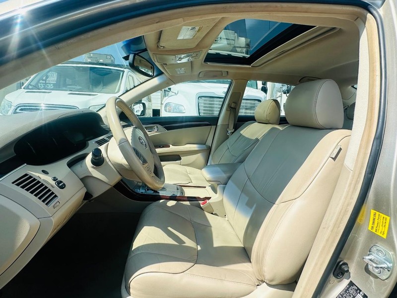 Toyota Avalon Vehicle Full-screen Gallery Image 14