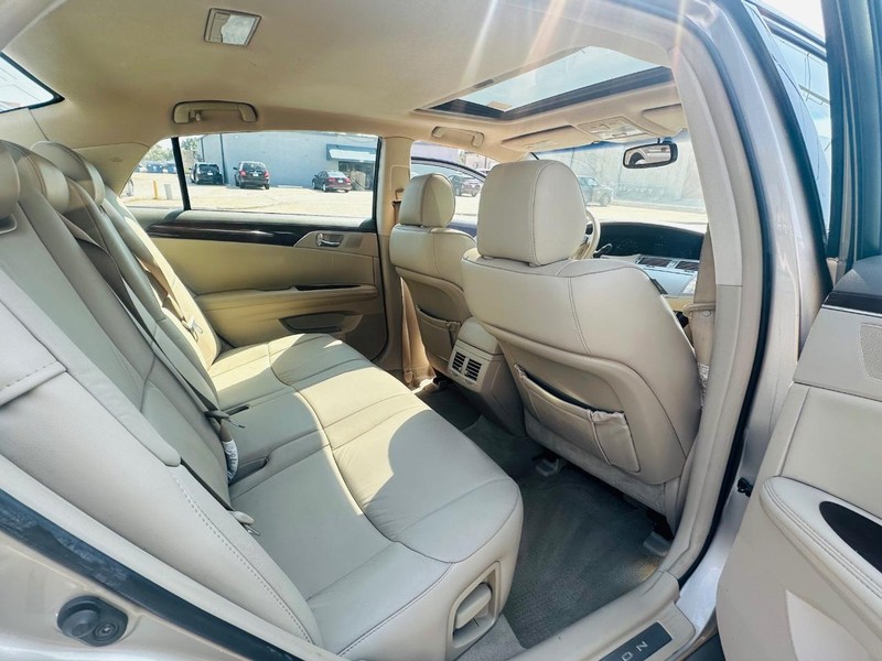 Toyota Avalon Vehicle Full-screen Gallery Image 15