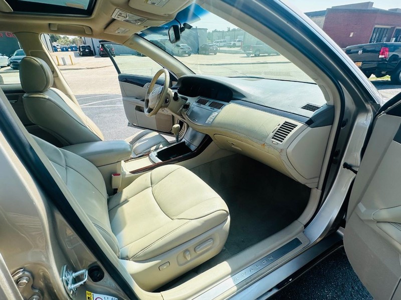 Toyota Avalon Vehicle Full-screen Gallery Image 16
