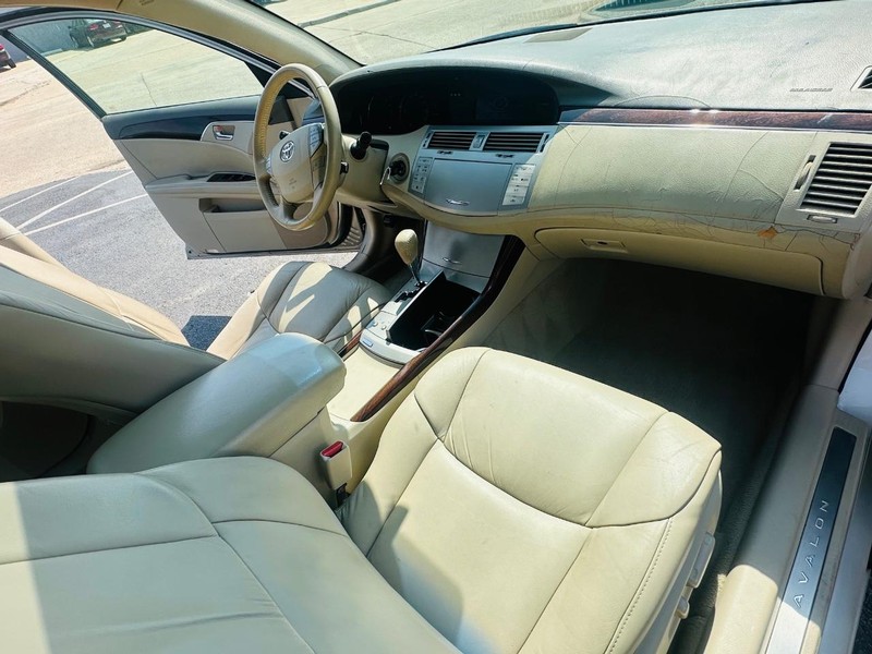 Toyota Avalon Vehicle Full-screen Gallery Image 17
