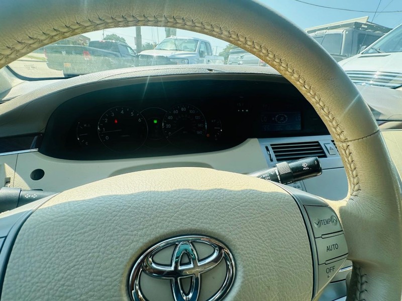 Toyota Avalon Vehicle Full-screen Gallery Image 18