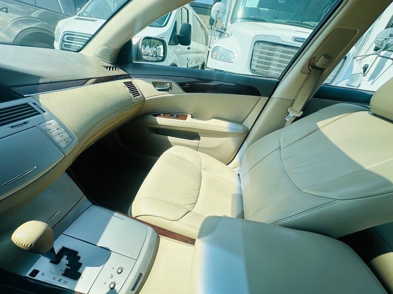 Toyota Avalon Vehicle Full-screen Gallery Image 21