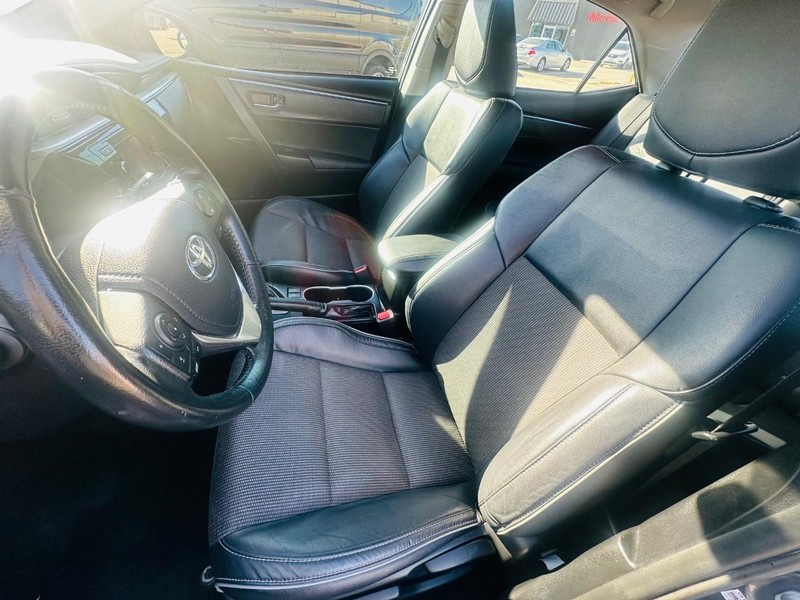 Toyota Corolla Vehicle Full-screen Gallery Image 24