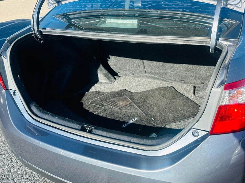 Toyota Corolla Vehicle Full-screen Gallery Image 33