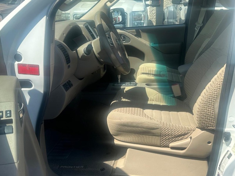 Nissan Frontier Vehicle Full-screen Gallery Image 12