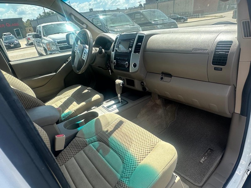 Nissan Frontier Vehicle Full-screen Gallery Image 14