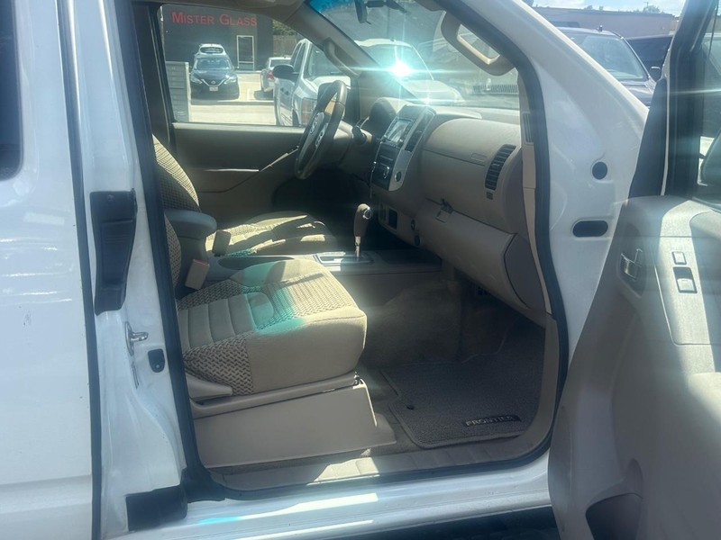 Nissan Frontier Vehicle Full-screen Gallery Image 15