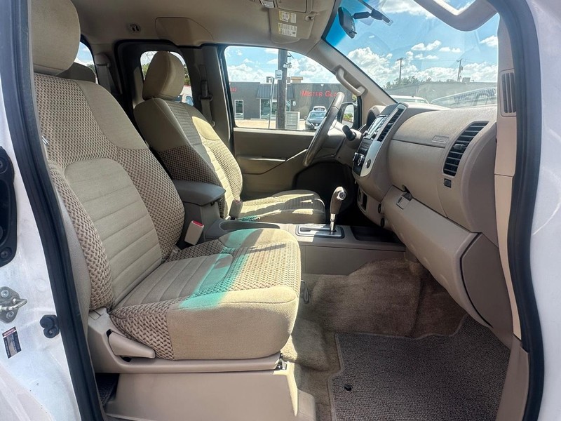 Nissan Frontier Vehicle Full-screen Gallery Image 17