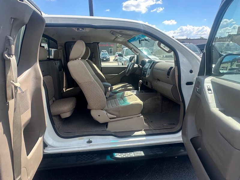 Nissan Frontier Vehicle Full-screen Gallery Image 18