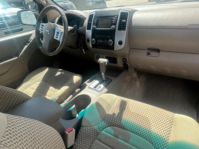 Nissan Frontier Vehicle Full-screen Gallery Image 21