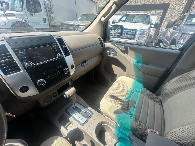 Nissan Frontier Vehicle Full-screen Gallery Image 23