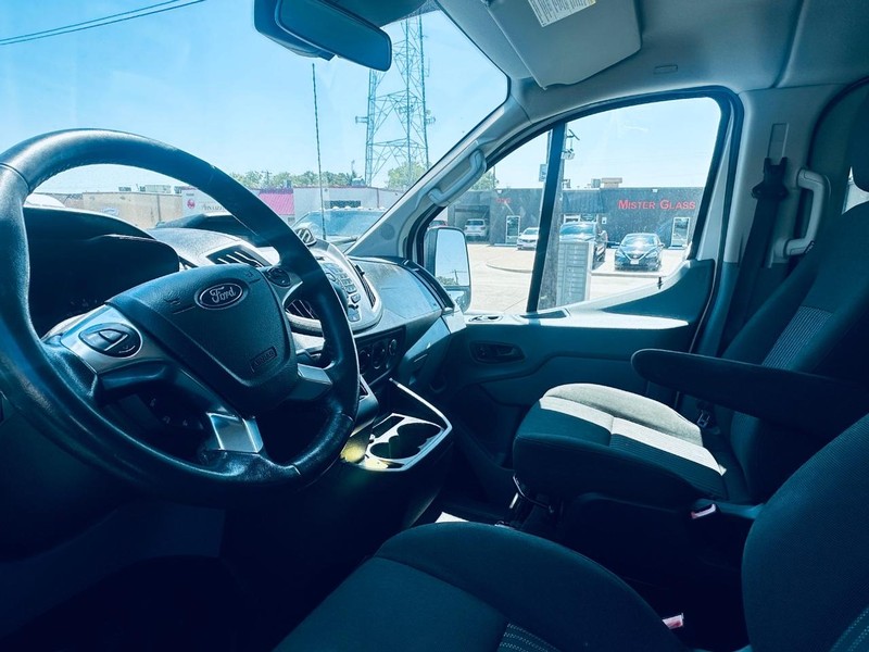 Ford Transit Wagon Vehicle Full-screen Gallery Image 20