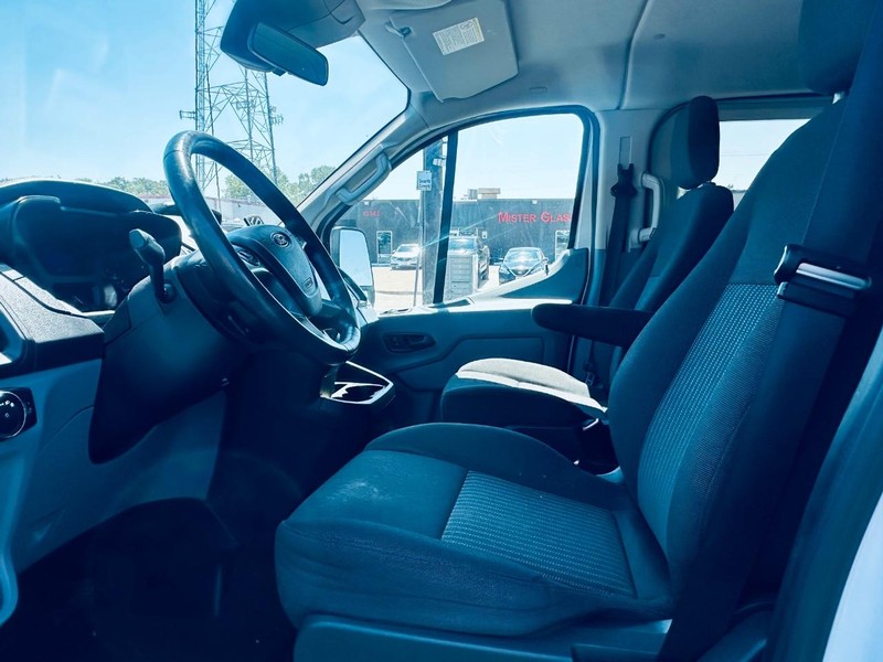 Ford Transit Wagon Vehicle Full-screen Gallery Image 21