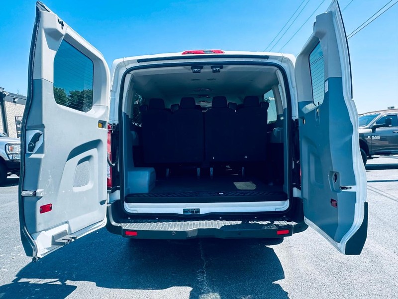 Ford Transit Wagon Vehicle Full-screen Gallery Image 22