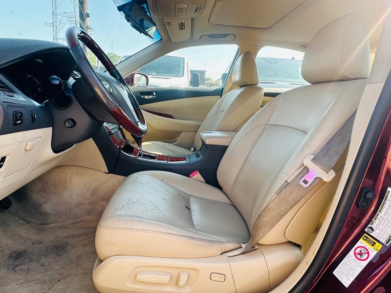 Lexus ES 350 Vehicle Full-screen Gallery Image 09