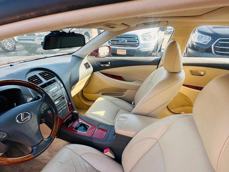 Lexus ES 350 Vehicle Full-screen Gallery Image 10