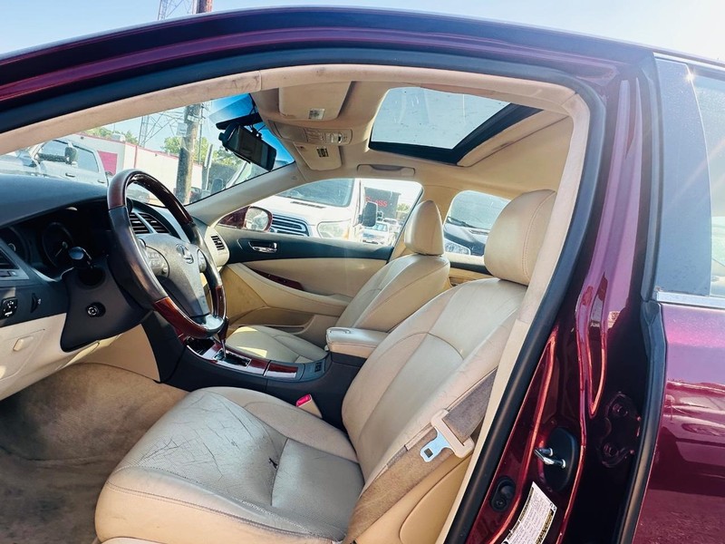 Lexus ES 350 Vehicle Full-screen Gallery Image 11