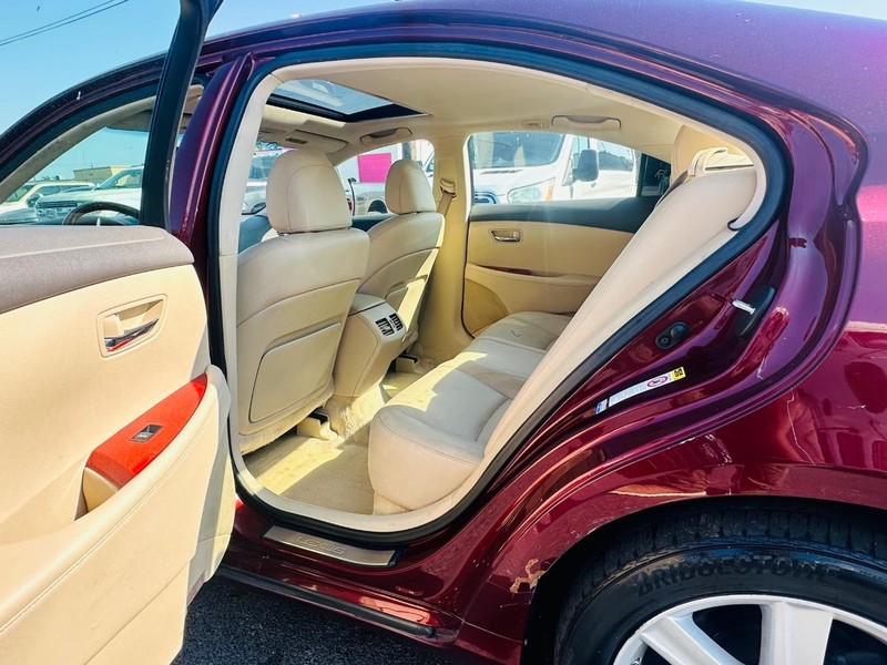 Lexus ES 350 Vehicle Full-screen Gallery Image 12