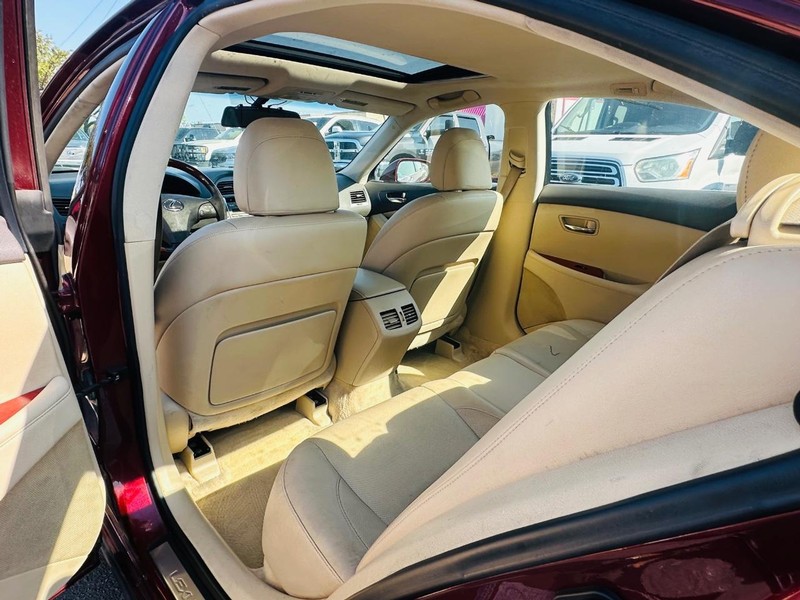 Lexus ES 350 Vehicle Full-screen Gallery Image 13