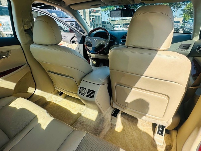 Lexus ES 350 Vehicle Full-screen Gallery Image 15