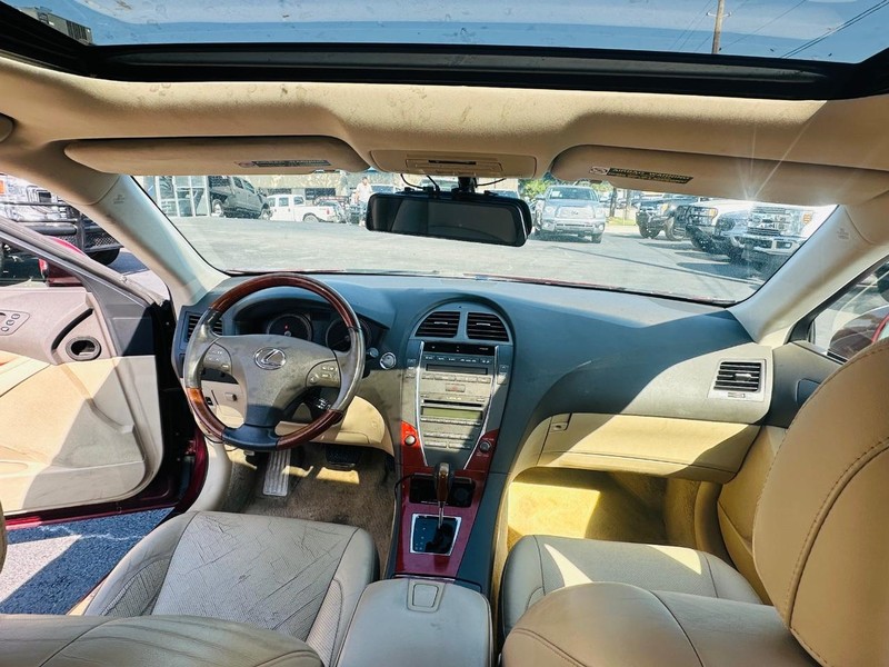 Lexus ES 350 Vehicle Full-screen Gallery Image 16