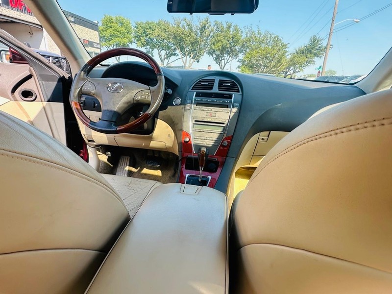 Lexus ES 350 Vehicle Full-screen Gallery Image 18