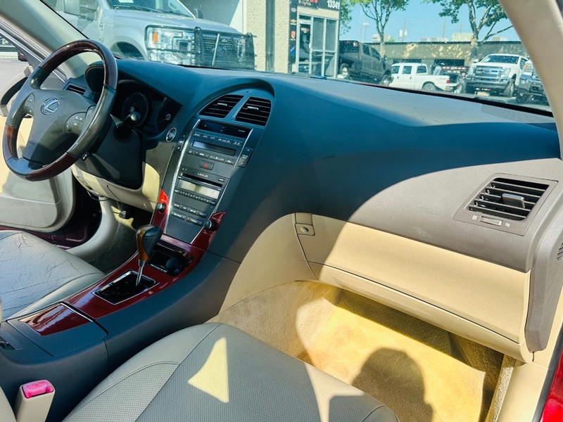 Lexus ES 350 Vehicle Full-screen Gallery Image 19