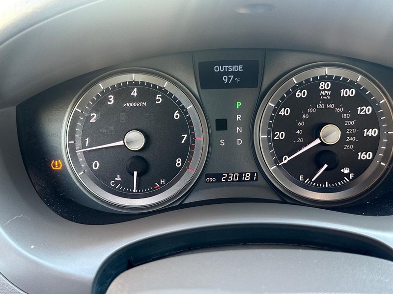 Lexus ES 350 Vehicle Full-screen Gallery Image 20