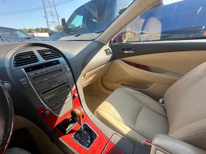 Lexus ES 350 Vehicle Full-screen Gallery Image 21