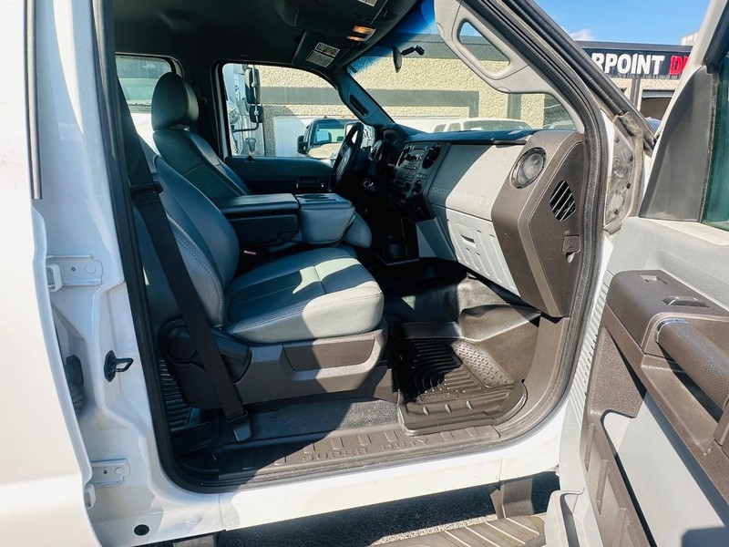 Ford Super Duty F-350 DRW Vehicle Full-screen Gallery Image 20