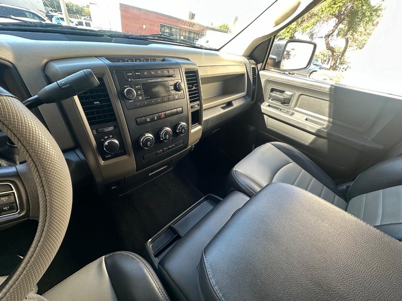 Ram 1500 Vehicle Full-screen Gallery Image 32