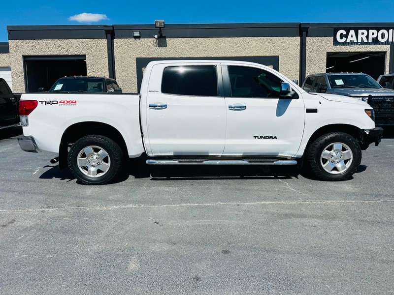 Toyota Tundra 4WD Truck Vehicle Full-screen Gallery Image 16