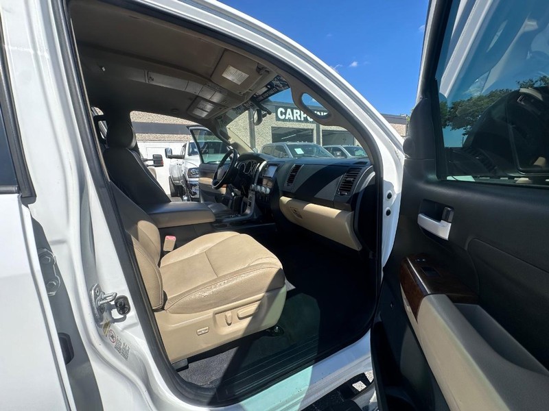 Toyota Tundra 4WD Truck Vehicle Full-screen Gallery Image 28