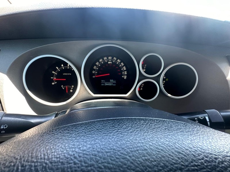 Toyota Tundra 4WD Truck Vehicle Full-screen Gallery Image 31