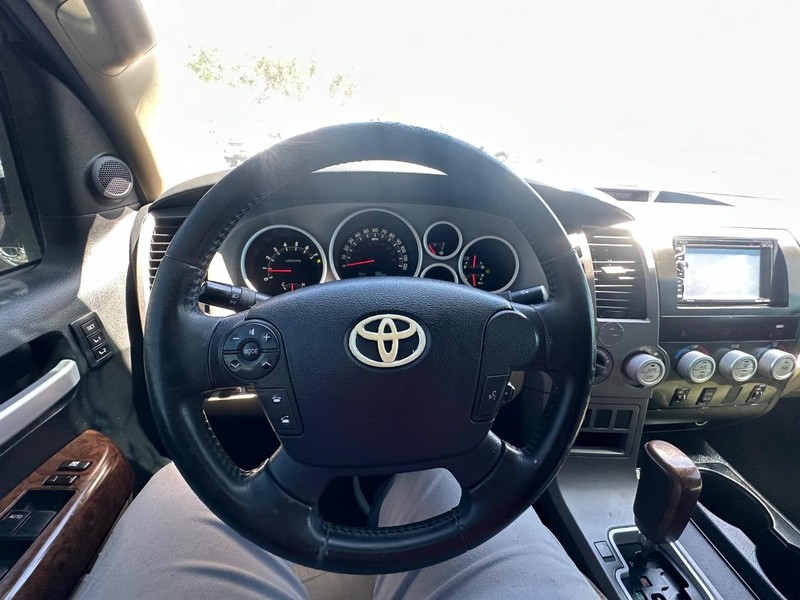 Toyota Tundra 4WD Truck Vehicle Full-screen Gallery Image 32