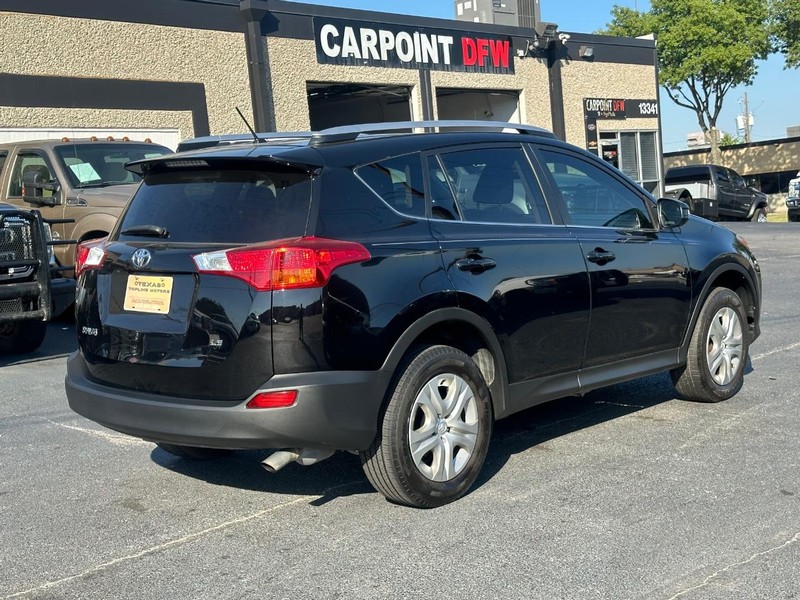 Toyota RAV4 Vehicle Full-screen Gallery Image 05