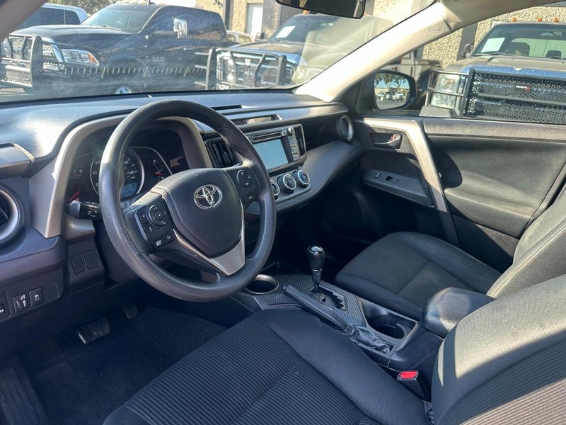 Toyota RAV4 Vehicle Full-screen Gallery Image 11