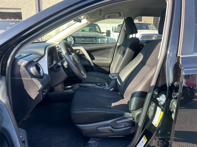 Toyota RAV4 Vehicle Full-screen Gallery Image 12