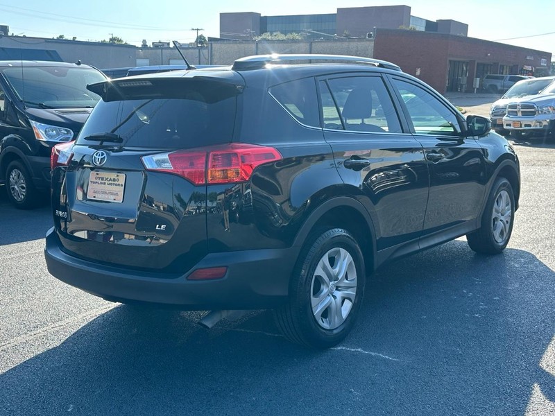 Toyota RAV4 Vehicle Full-screen Gallery Image 13