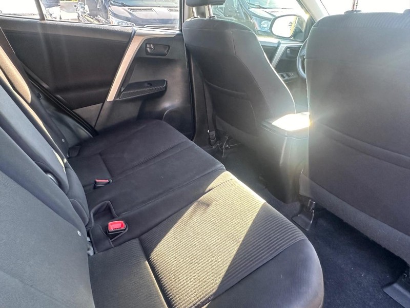 Toyota RAV4 Vehicle Full-screen Gallery Image 14